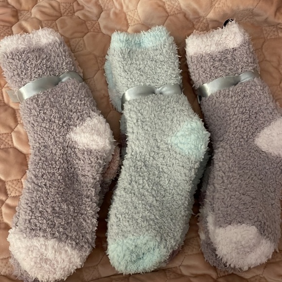 Size 9-11 NWT fuzzy socks 6 pairs - Picture 3 of 3